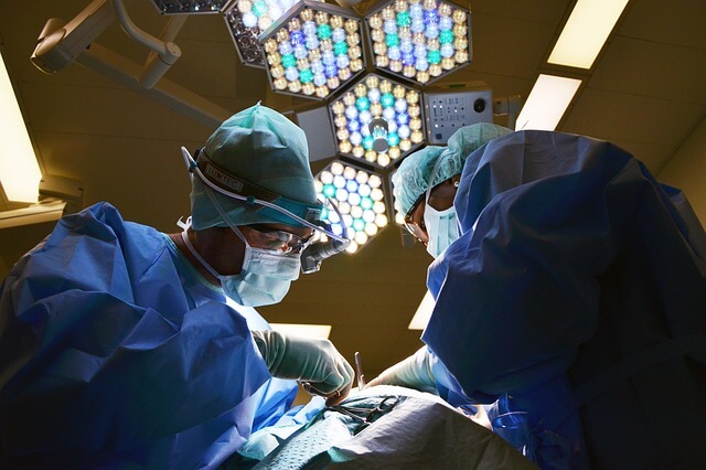 Chirurg podczas operacji