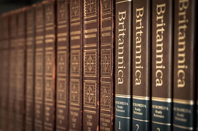 rząd encyklopedii na półce