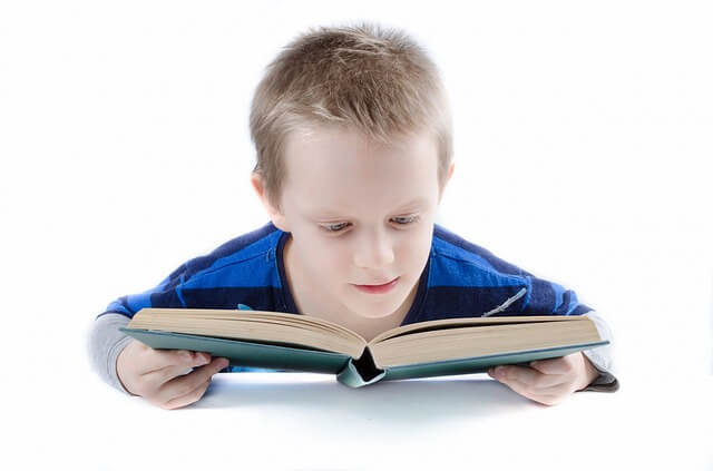 mały chłopiec czyta