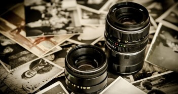 Jak robić idealne zdjęcia? Gdzie wywołać odbitki foto online? Rozsypane zdjęcia i obiektywy fotograficzne