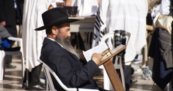 Judaizm – symbole i znaczenie religii Żyd w Jerozolimie