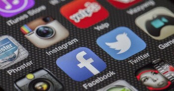 3 najlepsze gry na Facebooku Aplikacja facebooka na smartfonie