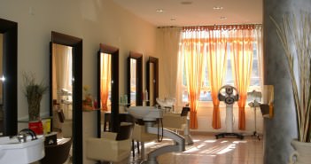 Wyposażenie salonu fryzjerskiego – czego potrzebuje fryzjer w salonie? W co wyposażyć salon fryzjerski?