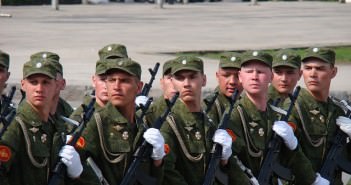 Moda na baczność! style militarne modne w nadchodzących sezonach? moda militarna
