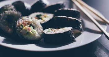 Jak samemu zrobić sushi? Prosty przepis krok po kroku gotujemy sushi