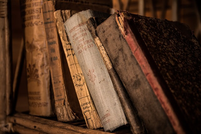 rząd starych książek na półce