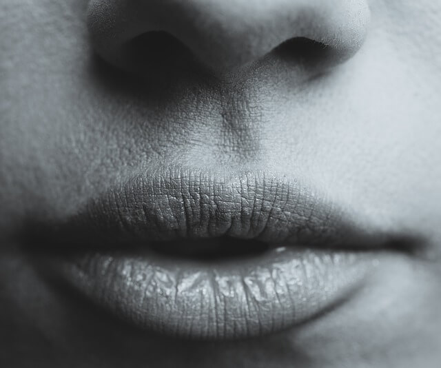 Czarno-białe usta kobiety