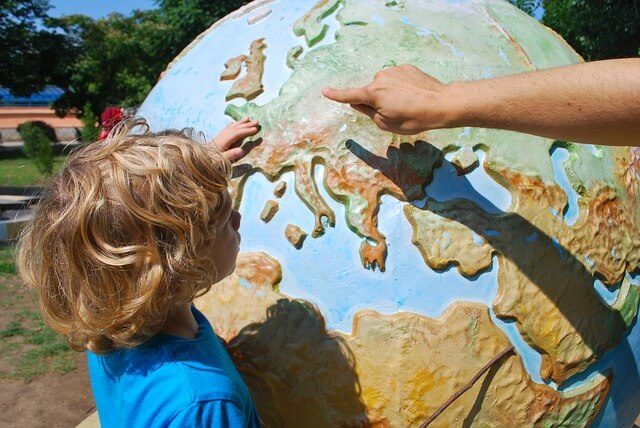 dziecko uczy się geografii