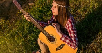 Jak odnaleźć pasję – wybierz dla siebie hobby dziewczyna gra na gitarze