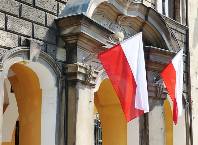 flaga polski na budynku