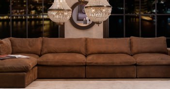 AlmiDecor, Westwing czy HOUSE&more – gdzie szukać duszy dla wnętrza domu? Luksusowa kanapa z brązowym obiciem