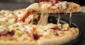 Jak zrobić pizzę z patelni w 10 minut? Domowa pizza z serem