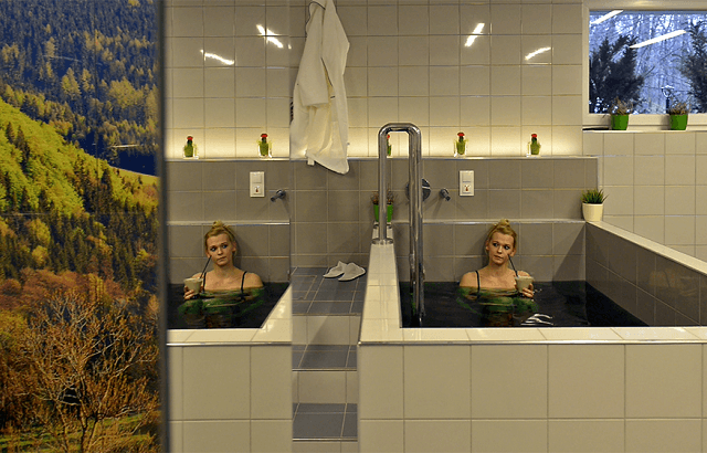 Kobieta relaksująca się w wannie