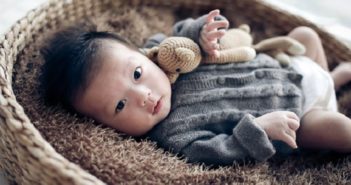 Wyszukane akcesoria dla niemowląt, przeglądamy Coocoo, Mamissima i Kinderland24 Niemowlę na kocyku