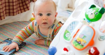 Jakie gry wybierać dla dzieci w różnym wieku? Dziecko bawiące się zabawkami