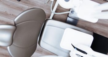Czy wybielanie zębów jest bezpieczne? Na czym polega? Fotel dentystyczny