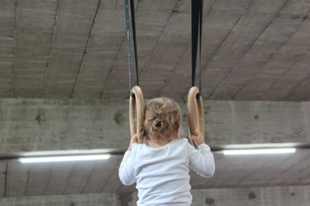 dziewczynka ćwiczy na kółkach gimnastycznych