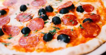 Kamień do pizzy, włoskie pomidory, oryginalny parmezan… jak jeszcze lepiej zrobić pizzę? pizza z oliwkami