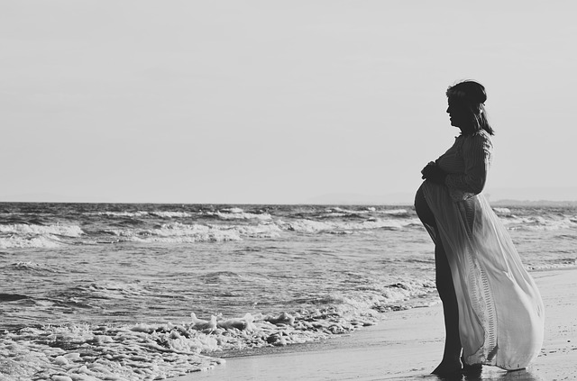 Kobieta w ciąży nad morzem
