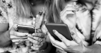 Salony urody w Internecie Kobiety z telefonami w rękach