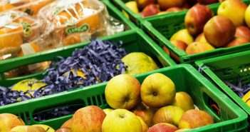 Skrzynki na pieczywo, owoce, butelki – jak zgodnie z przepisami przechowywać żywność w sklepie spożywczym?