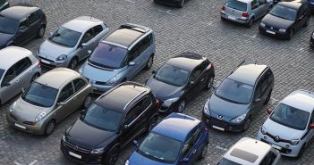 Jak usunąć wgniecenie w aucie? parking