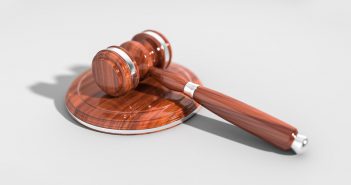Prawo budowlane – co warto wiedzieć? Młotek sędziowski
