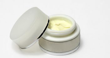 Serum czy krem do twarzy? Kiedy wybrać serum, a kiedy wystarczy krem do twarzy? Krem w słoiczku