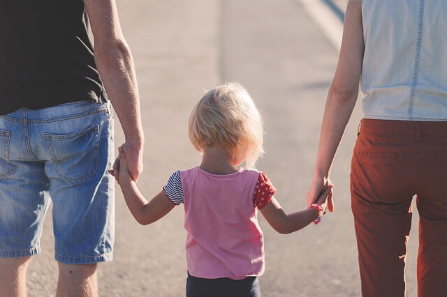 dziecko na spacerze z rodzicami