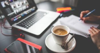 Rejestracja firmy i co dalej. Formalności: REGON, NIP… Kawa i laptop na biurku