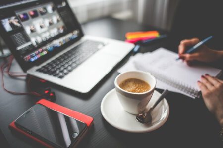Kawa i laptop na biurku