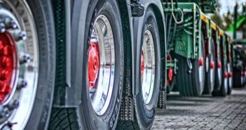 Ile kosztuje transport drogowy, od czego zależy cena? Opony ciężarówki