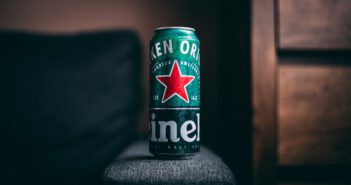 Życie z alkoholikiem — jak pomóc osobie uzależnionej? piwo-puszka