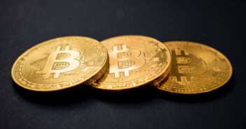 Popularne blogi i serwisy o Bitcoin w polskim internecie Trzy złote monety bitcoin