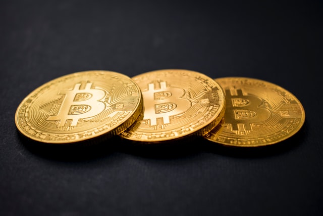 Trzy złote monety bitcoin