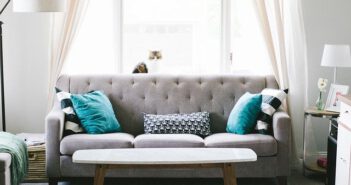 Sofa, kanapa czy narożnik – jakie meble wypoczynkowe sprawdzą się w salonie? Kanapa w salonie