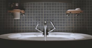 Postaw na minimalizm w łazience. Produkty, z których może korzystać cała rodzina łazienka