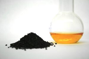 buteleczka oleju z czarnuszki i ziarna czarnuszki