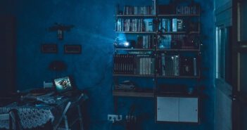 Gdzie oglądać filmy online w pandemii? Porady dla kinomaniaków Sala kinowa w domu