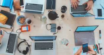 Sklep online na Shopify a na innych platformach – porównanie Laptopy na stole