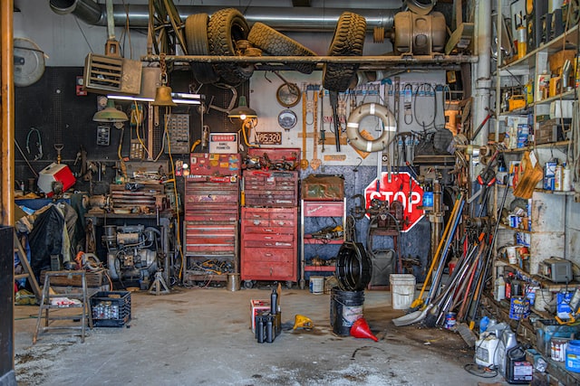 Narzędzia i meble w garażu samochodowym