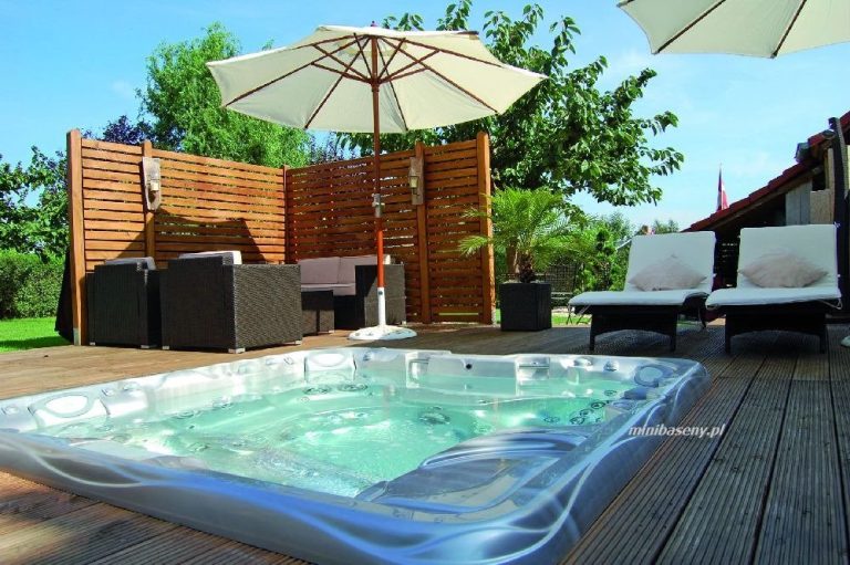 Basen spa przed domem