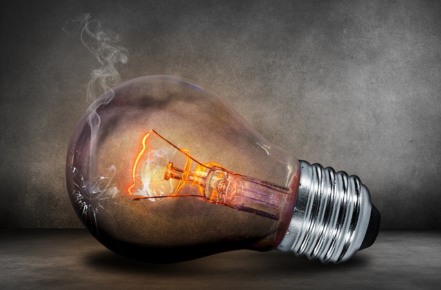 5 pomysłów, jak oszczędzać energię Leżąca na podłodze wypalona żarówka